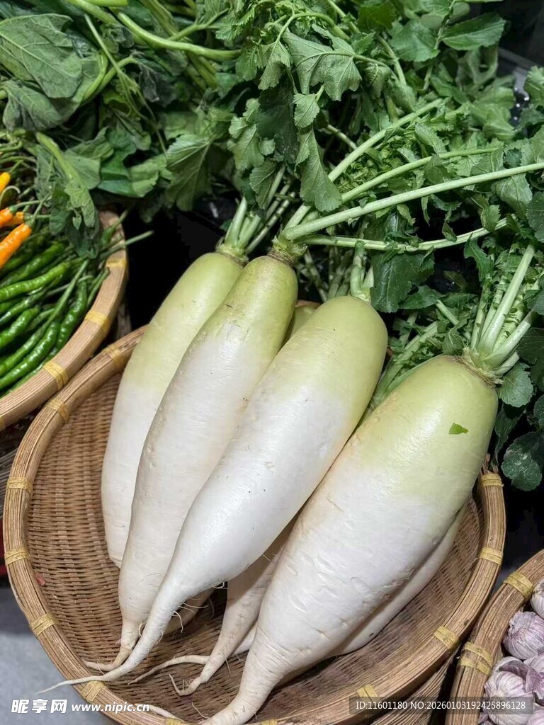 新鲜白萝卜置于竹篮中
