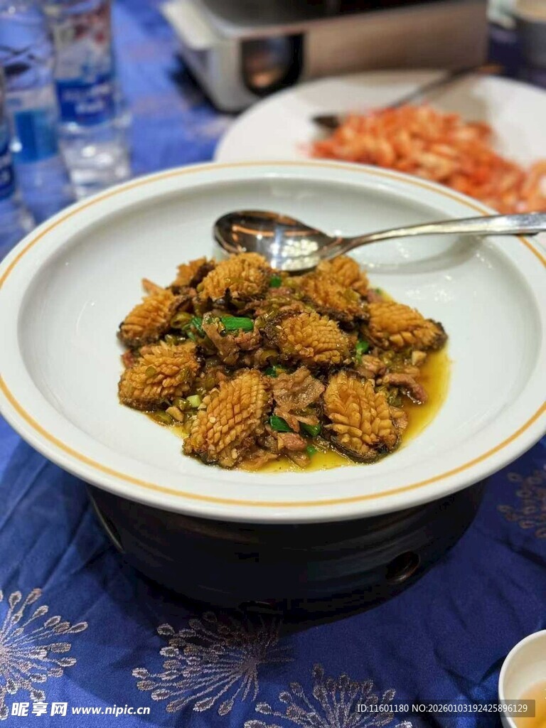 美味油炸小食摆于白盘