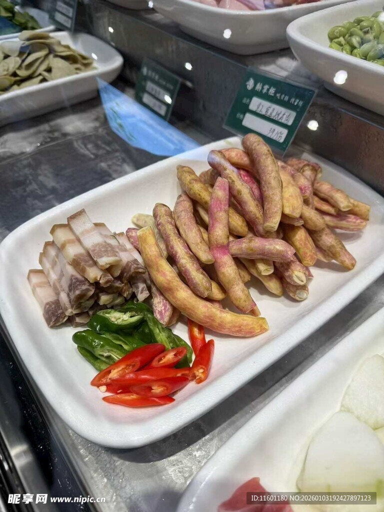 多样美味卤味拼盘展示