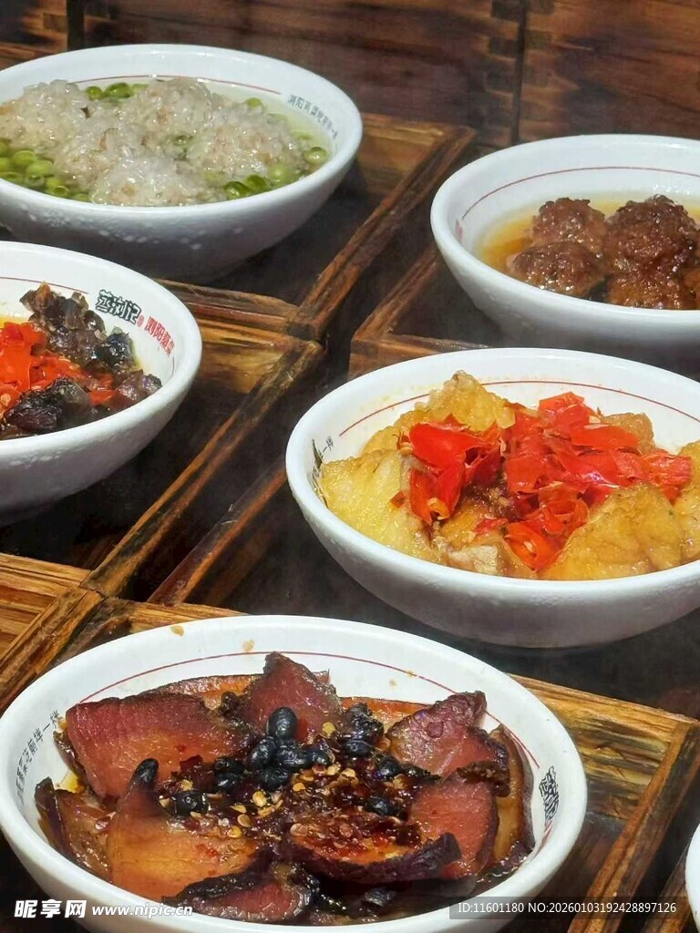 多样美味菜肴摆放在桌