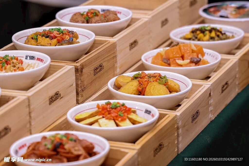 多样美食小碗精致陈列