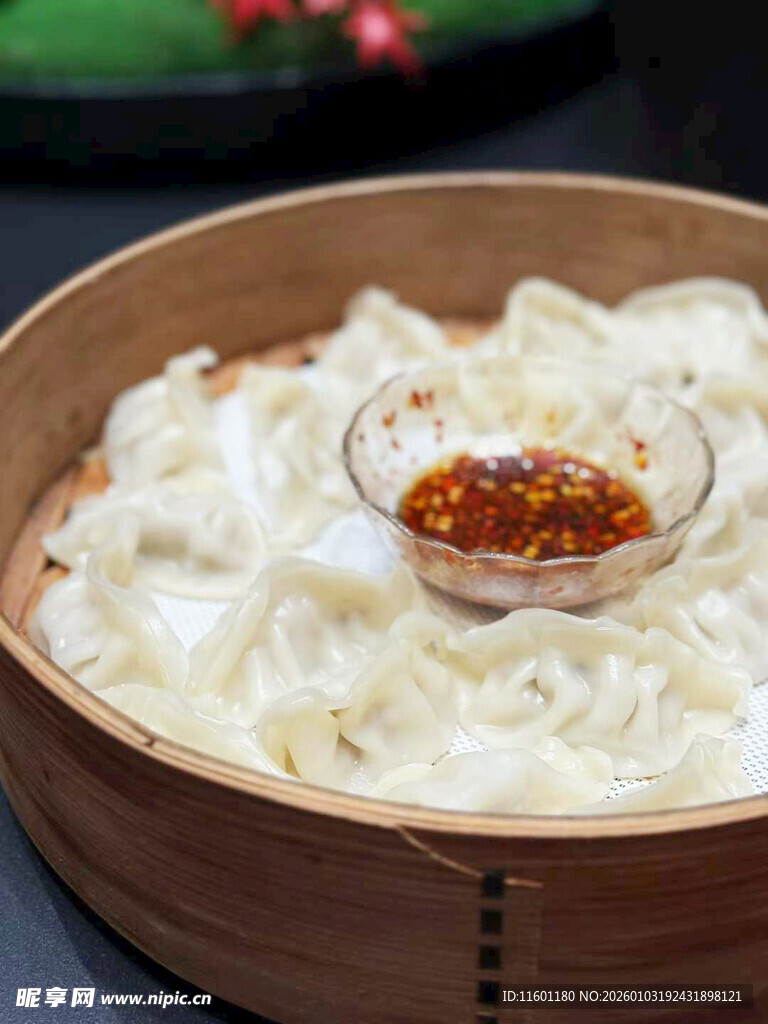 竹制蒸笼里的美味饺子