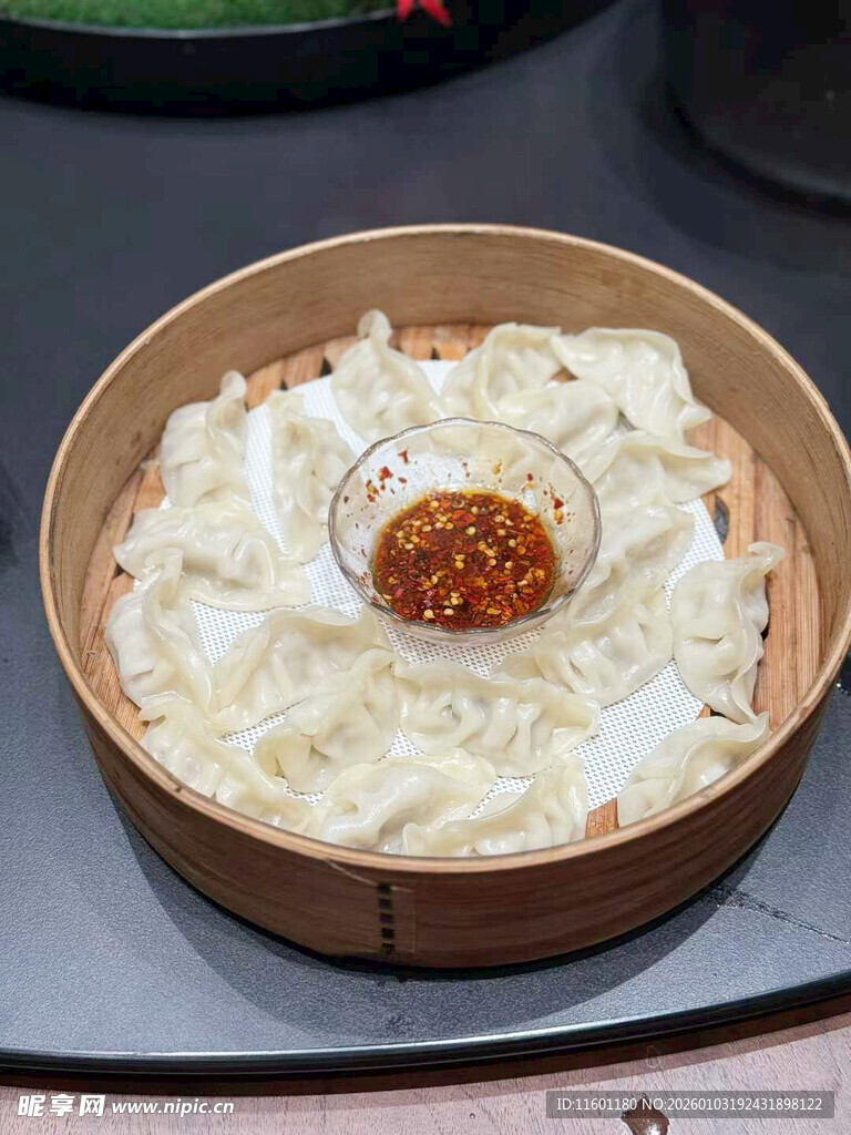 竹制蒸笼里的美味糯米团子