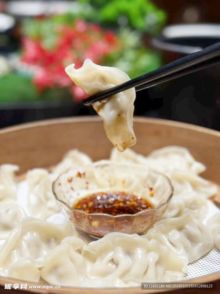筷子夹起的美味饺子