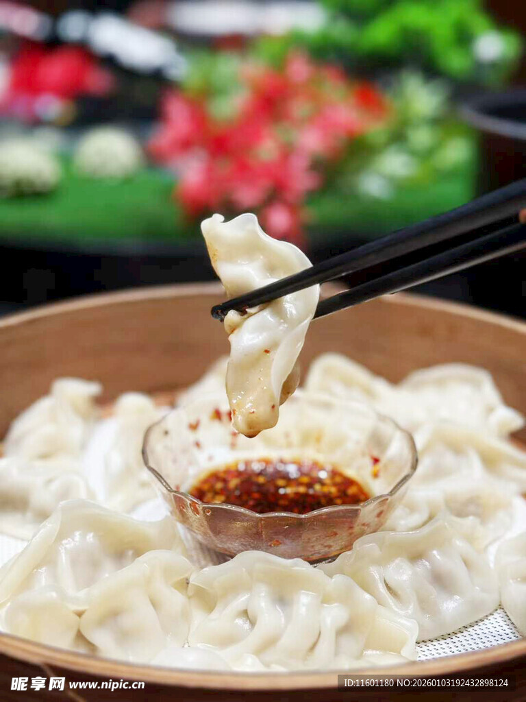 筷子夹饺子蘸酱特写