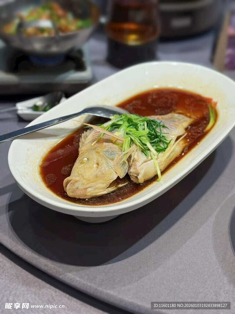 清蒸鱼摆放在盘中