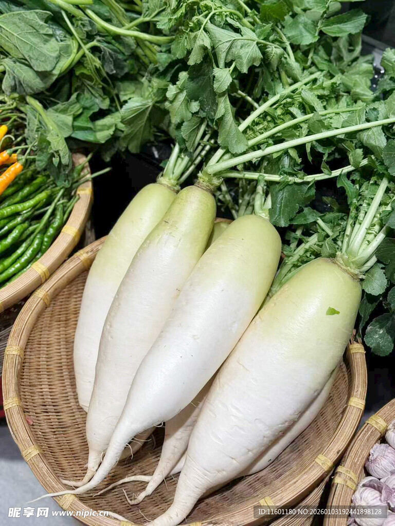 新鲜白萝卜摆放在竹篮中