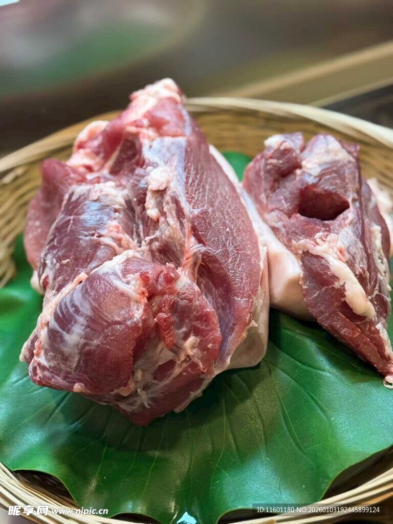 新鲜生肉置于绿叶竹篮中