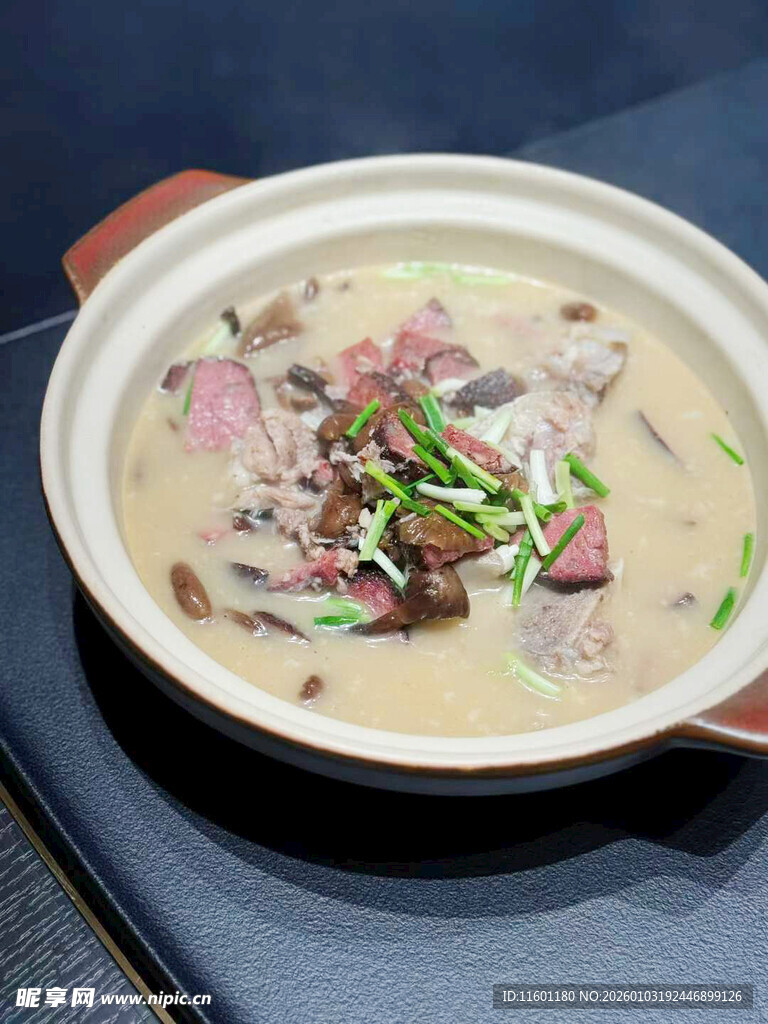 香浓菌汤炖肉美食
