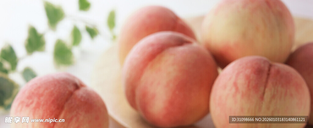 新鲜水蜜桃摆放在盘中