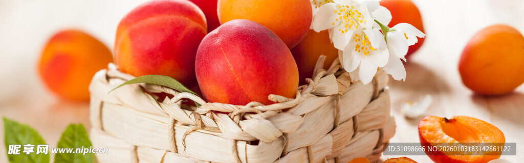 篮子里的新鲜桃子