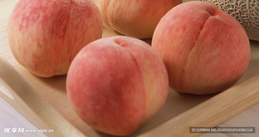 木盘里的鲜嫩多汁水蜜桃