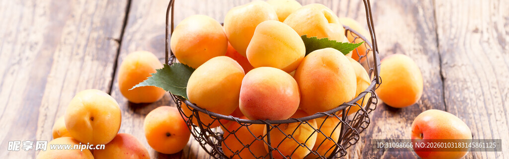 木桌上装满杏子的篮子