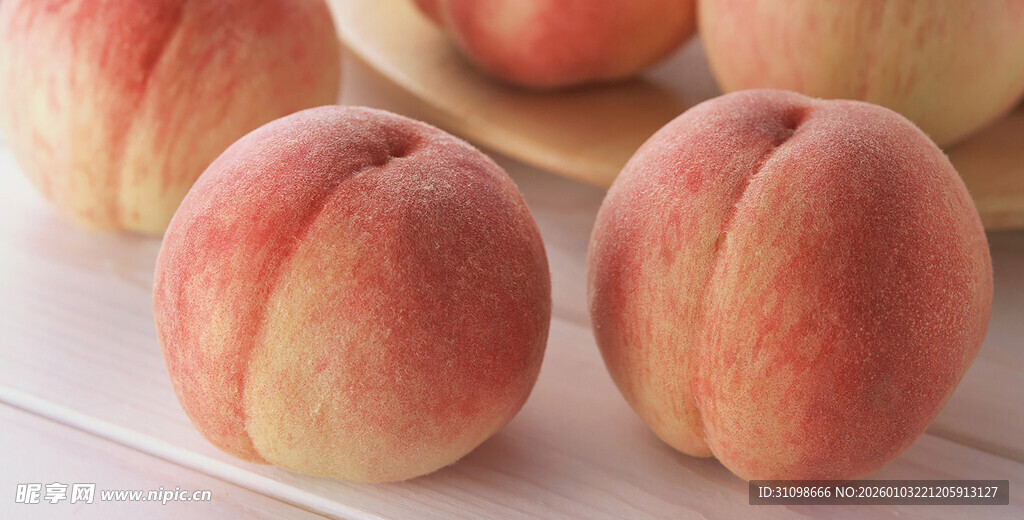 新鲜诱人的水蜜桃