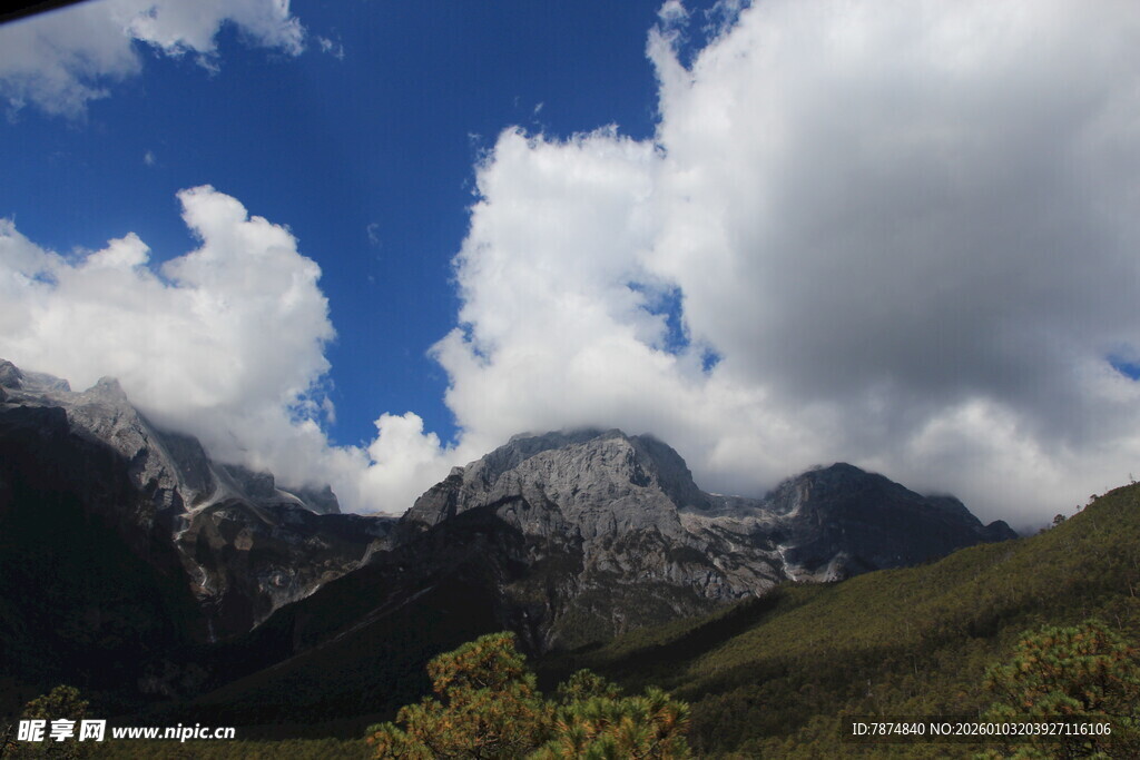 蓝天白云下的巍峨山脉