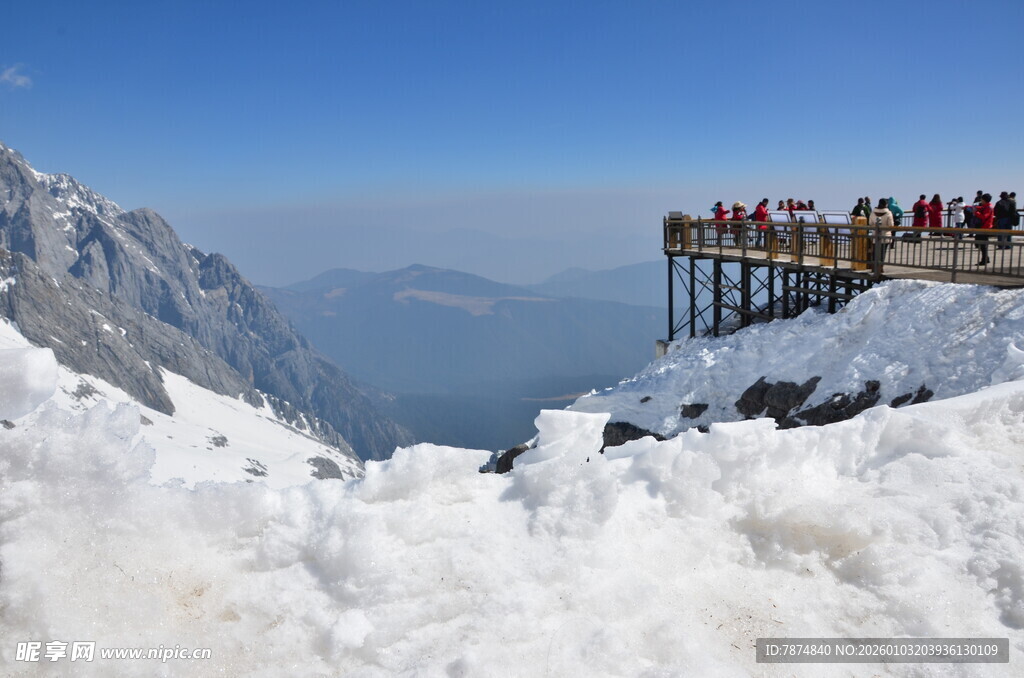 雪山观景台游客赏景