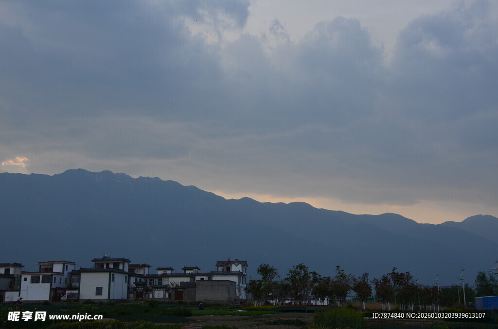 乡村远景 山峦云雾中的村落