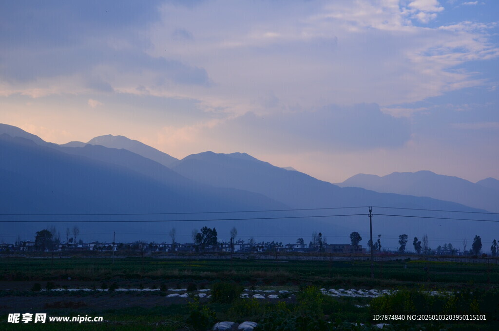 黄昏下的远山与田园风光