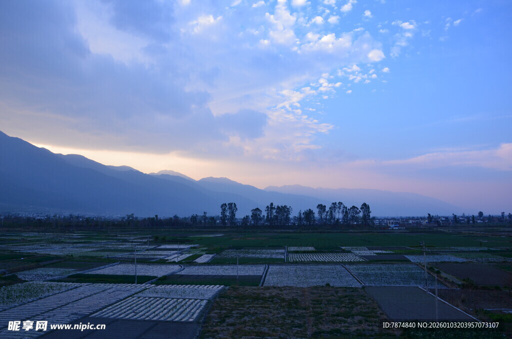 黄昏下的田野与远山景色