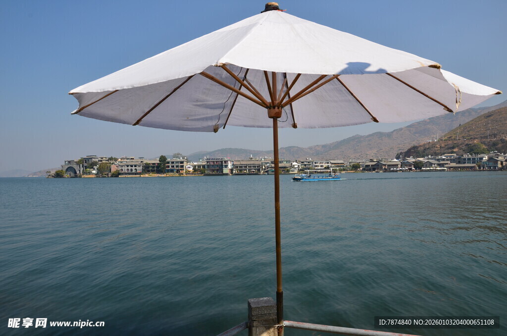 湖畔白伞下的静谧水面
