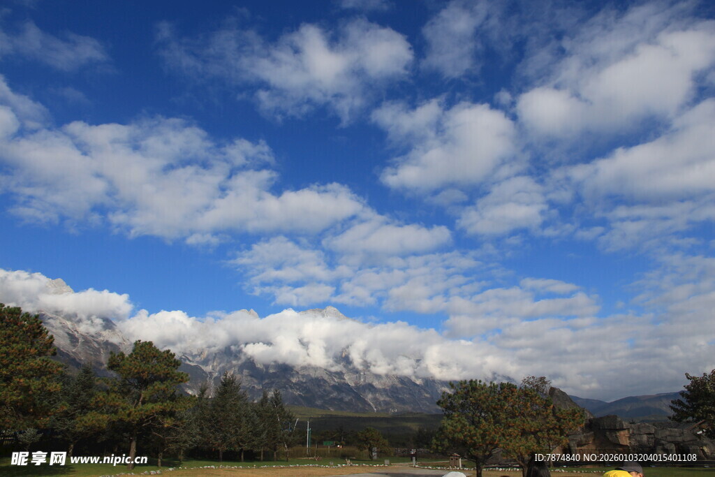 蓝天白云下的壮丽雪山