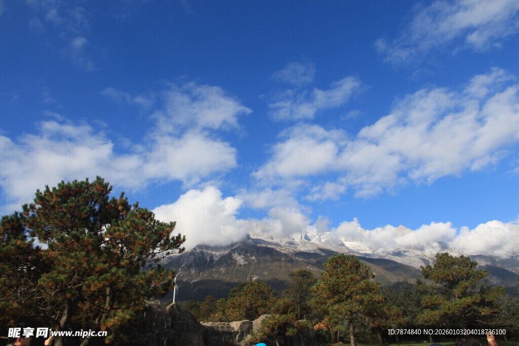 蓝天白云下的山林景致