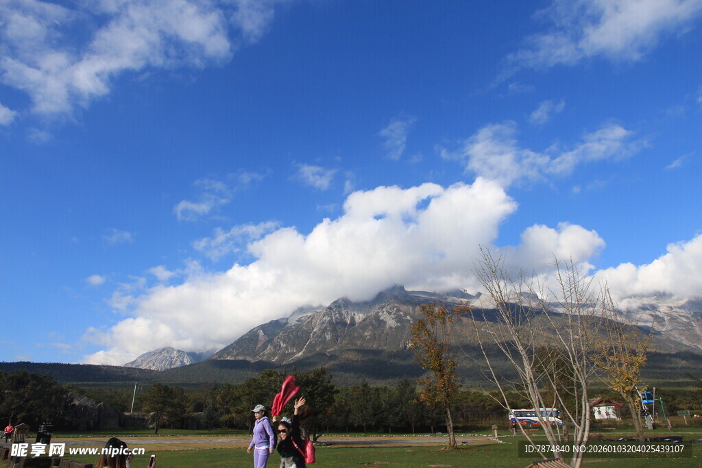 雪山下的户外休闲场景