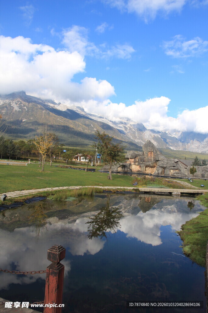 山间河畔美景如画