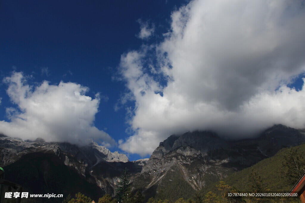 蓝天白云下的壮美山峦
