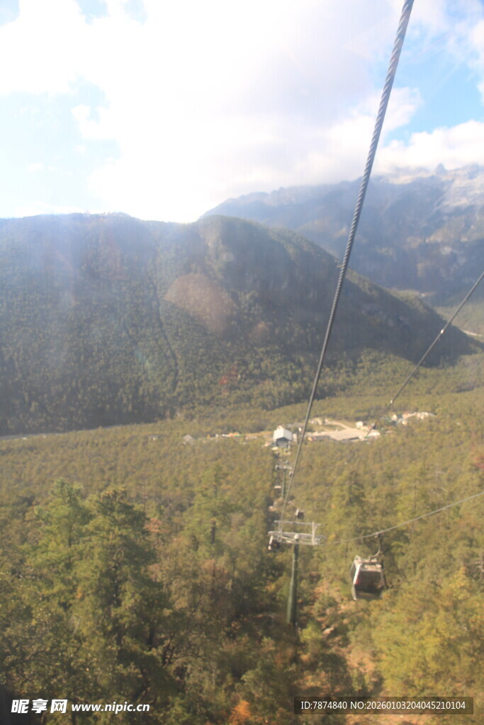 缆车视角下的山林景色