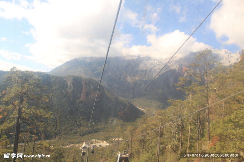 山间索道风景