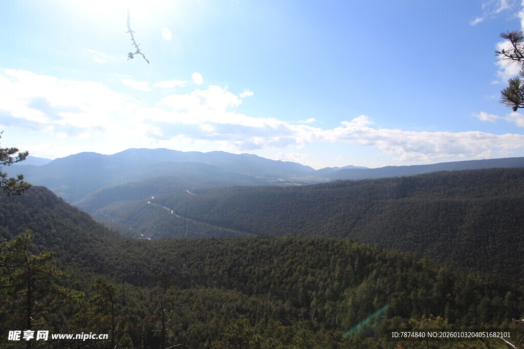 壮丽山景 蓝天绿树相衬