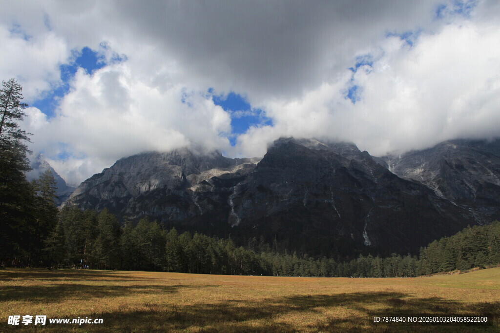山间旷野 云雾缭绕的美景