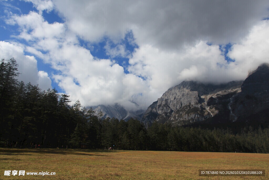 山间草地蓝天白云美景