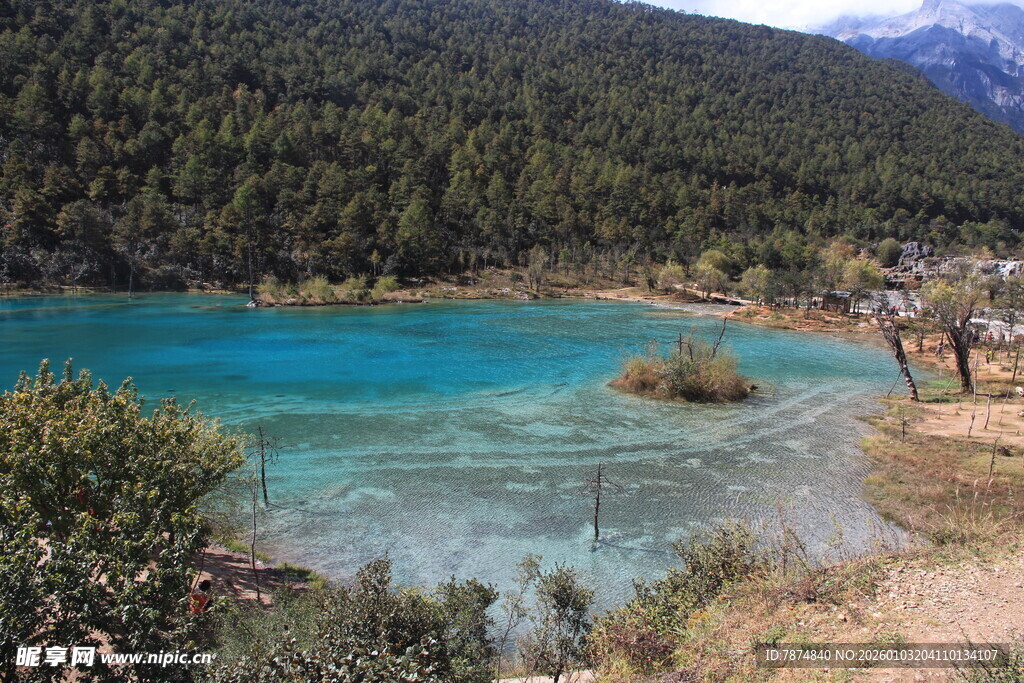 梦幻蓝湖 山林环绕美景