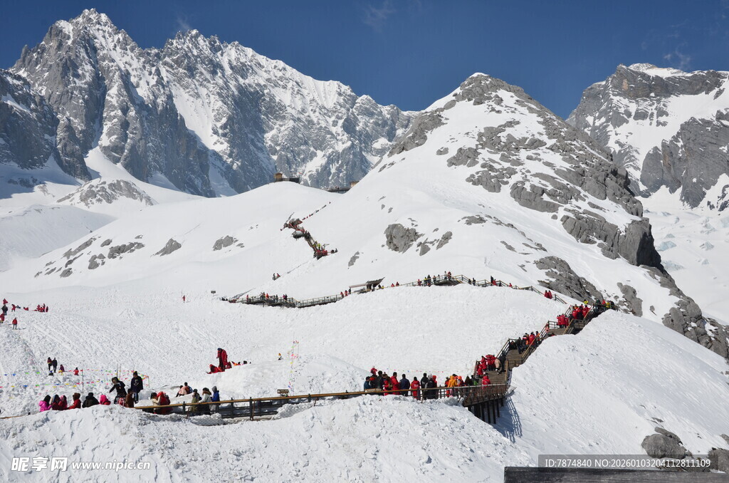 雪山徒步队伍壮观景象