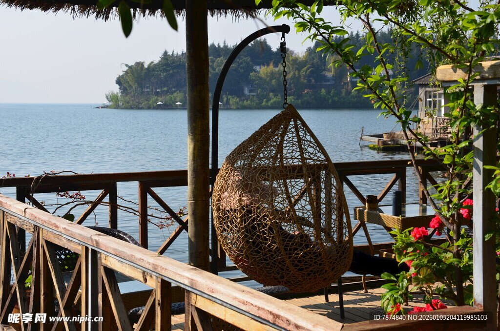 湖畔木质露台吊椅美景