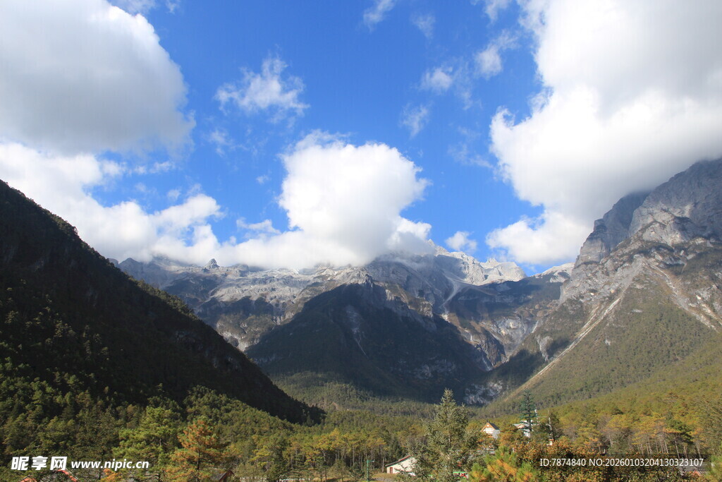 壮丽山谷间的蓝天白云