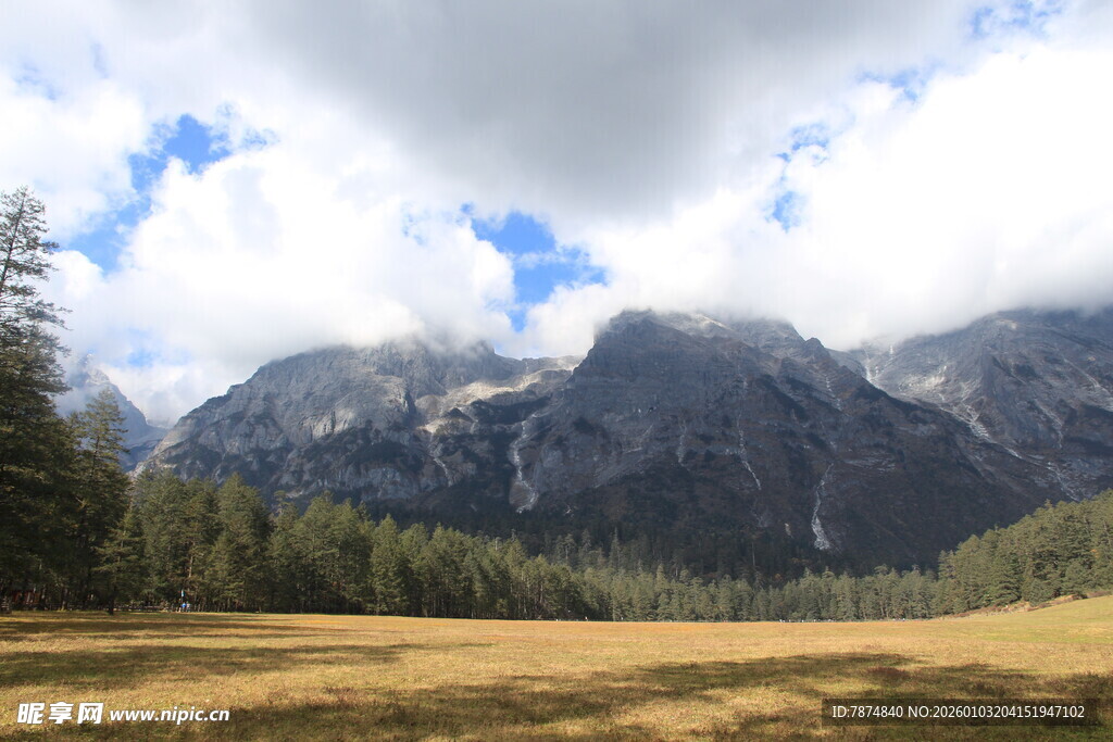 山间草原壮丽风光