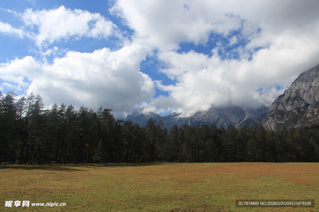 草原山林间的蓝天白云