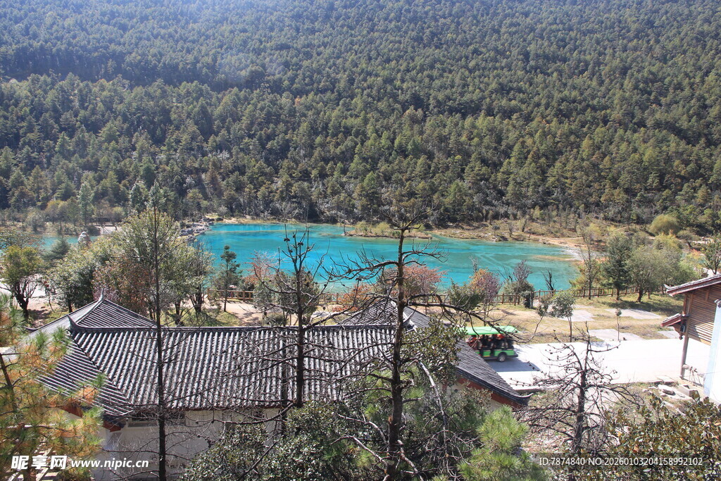 山林间的蓝湖与建筑景观
