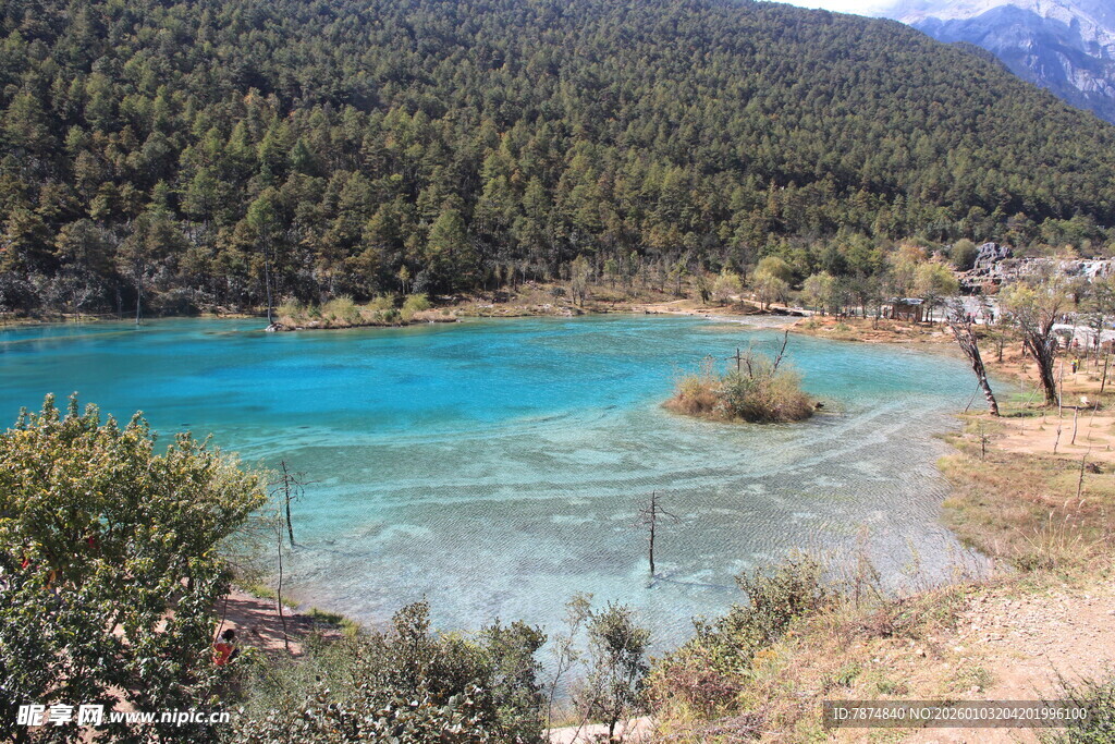 梦幻蓝湖 山间的澄澈美景