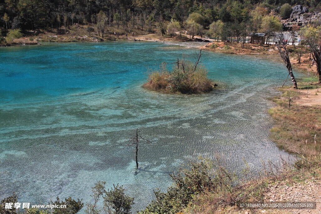 蓝湖美景 澄澈湖水与岸边景