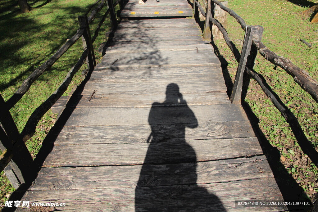 木桥上的人影