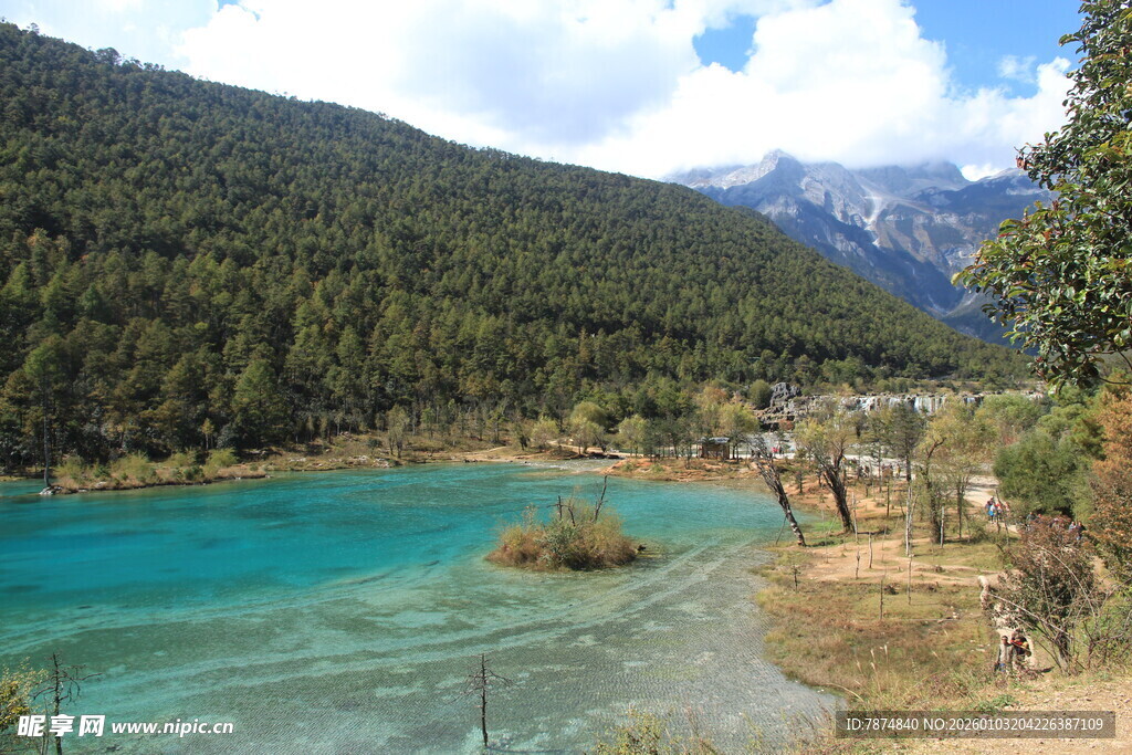 蓝绿色湖水与山林美景