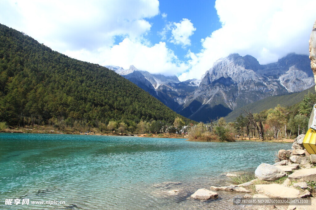 清澈湖畔的壮丽山景