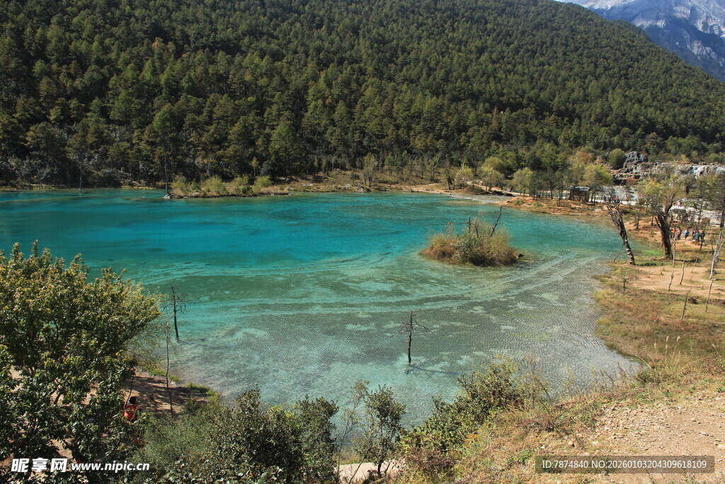 蓝绿色湖泊边的山林美景