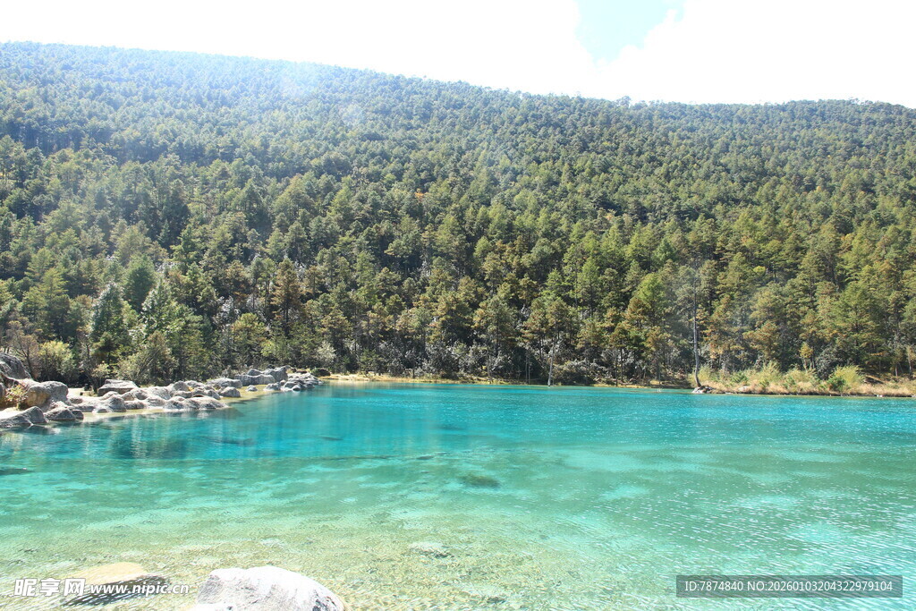 清澈蓝湖与葱郁山林美景
