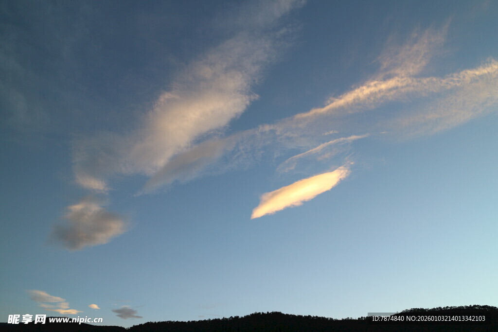 黄昏天空中的美丽云彩