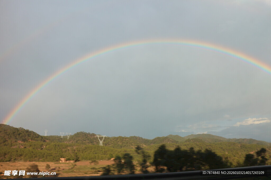 山间彩虹美景